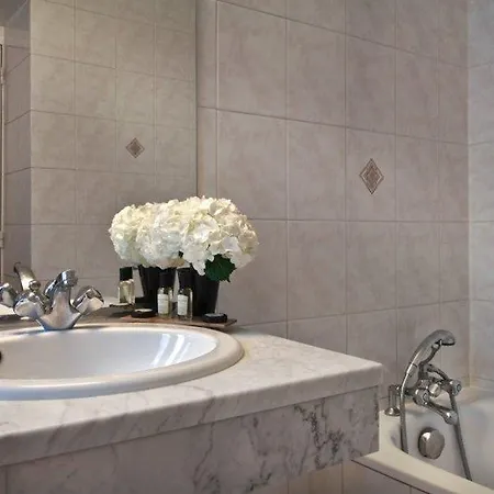 Отель Le Bon Нёйи-сюр-Сен